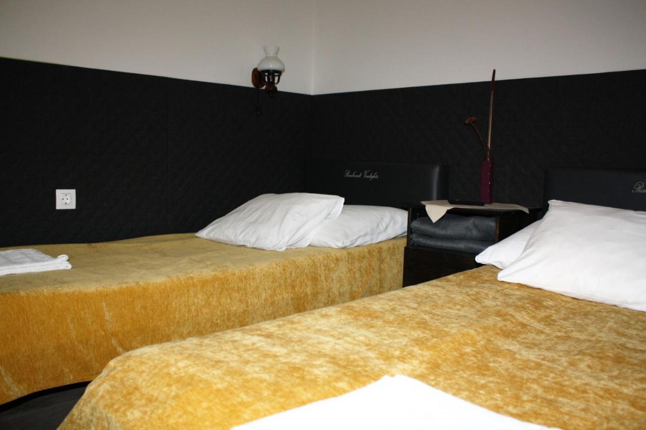 Rembrandt Vendeghaz Hotel Kisber Exterior photo