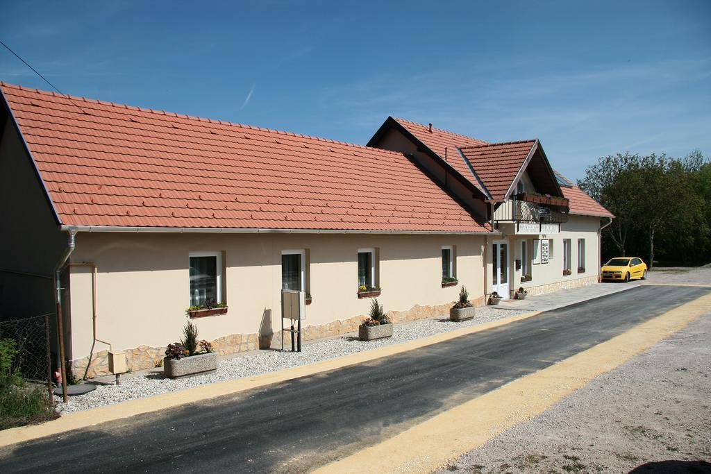Rembrandt Vendeghaz Hotel Kisber Exterior photo